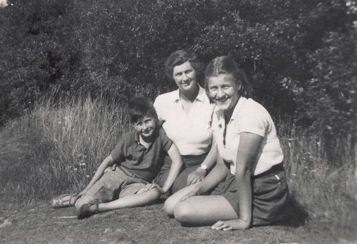 [1940-Angus,Barbara,Judith-col-clip.JPG]