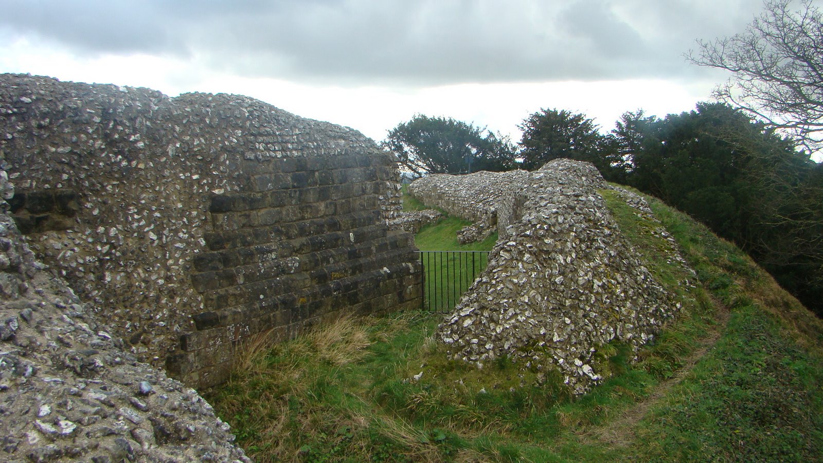 [Remnants+of+the+Castle+walls+Old+Sarum.jpg]