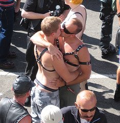 [kissing+gay+men+with+leather+harness.jpg]