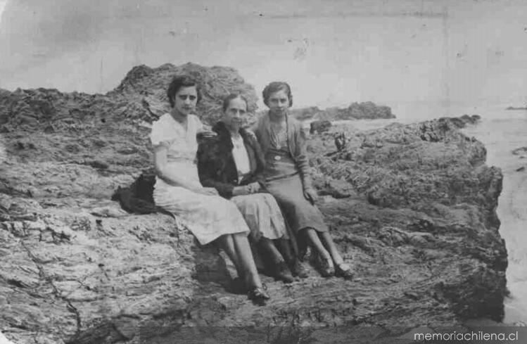 [Madre+y+hermanas+de+Óscar+Castro,+1938.jpg]