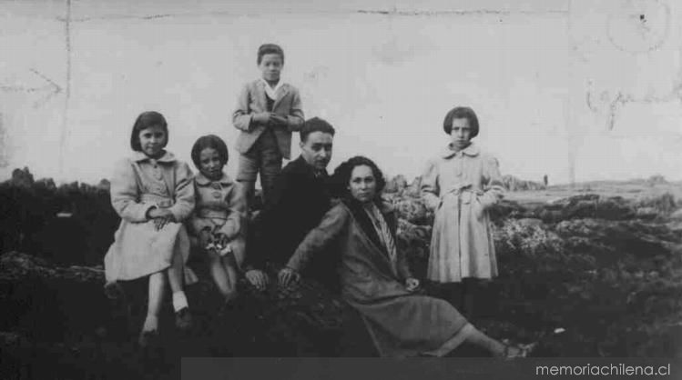 [Óscar+Castro+junto+a+su+esposa+Isolda,+rodeados+por+los+sobrinos+del+poeta,+hacia+1939.jpg]