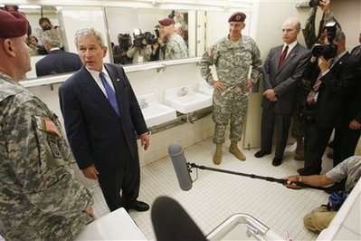 [Bush+at+Fort+Bragg,+5.22.08++5.jpg]