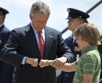 [Bush+&+the+terrorist+fist+bump+of+doom,+7.1.08.jpg]