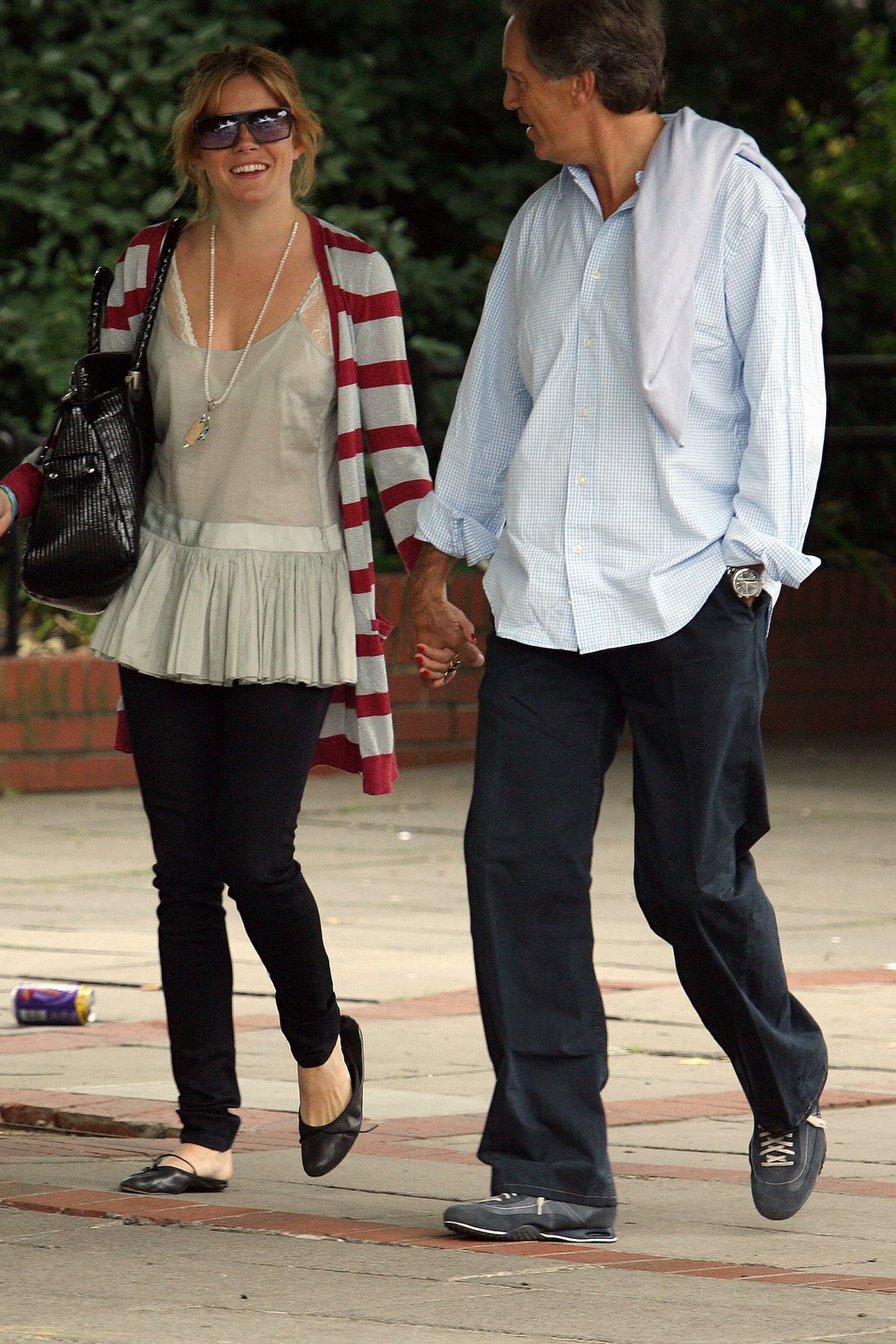 [17894_Celebutopia-Sienna_Miller_enjoys_brunch_with_her_dad_at_a_restaurant_near_her_London_home-22_122_568lo.jpg]