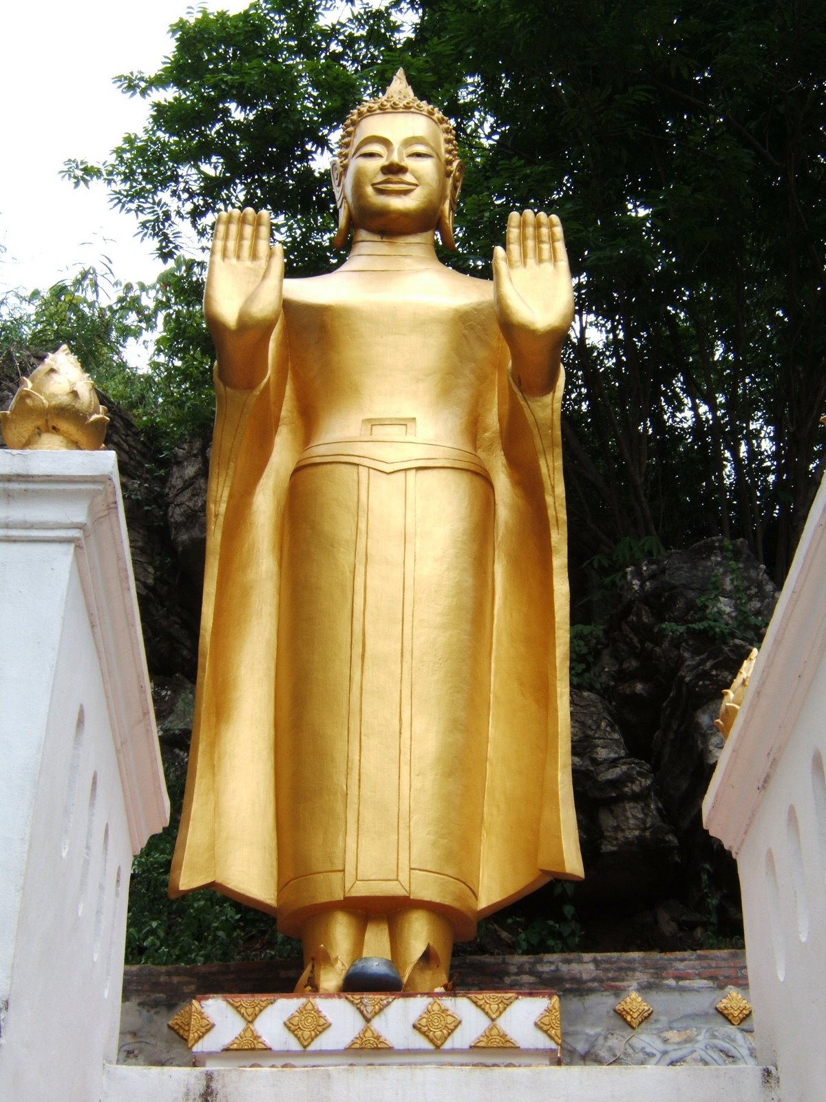 [Luang+Prabang--++Mount+Phousi--+Daily+Buddha1.JPG]