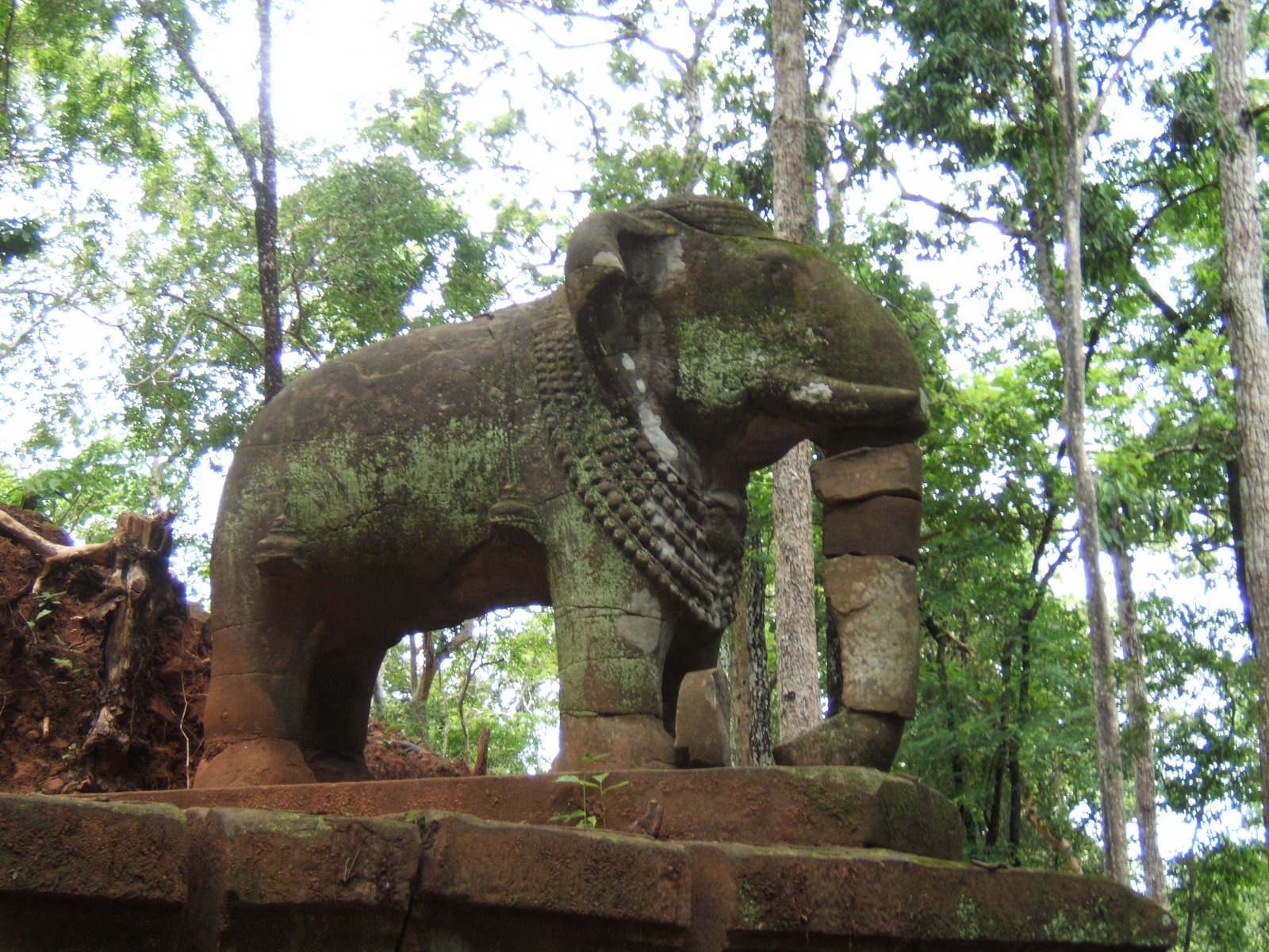 [Koh+Ker--+elephant+temple2.JPG]
