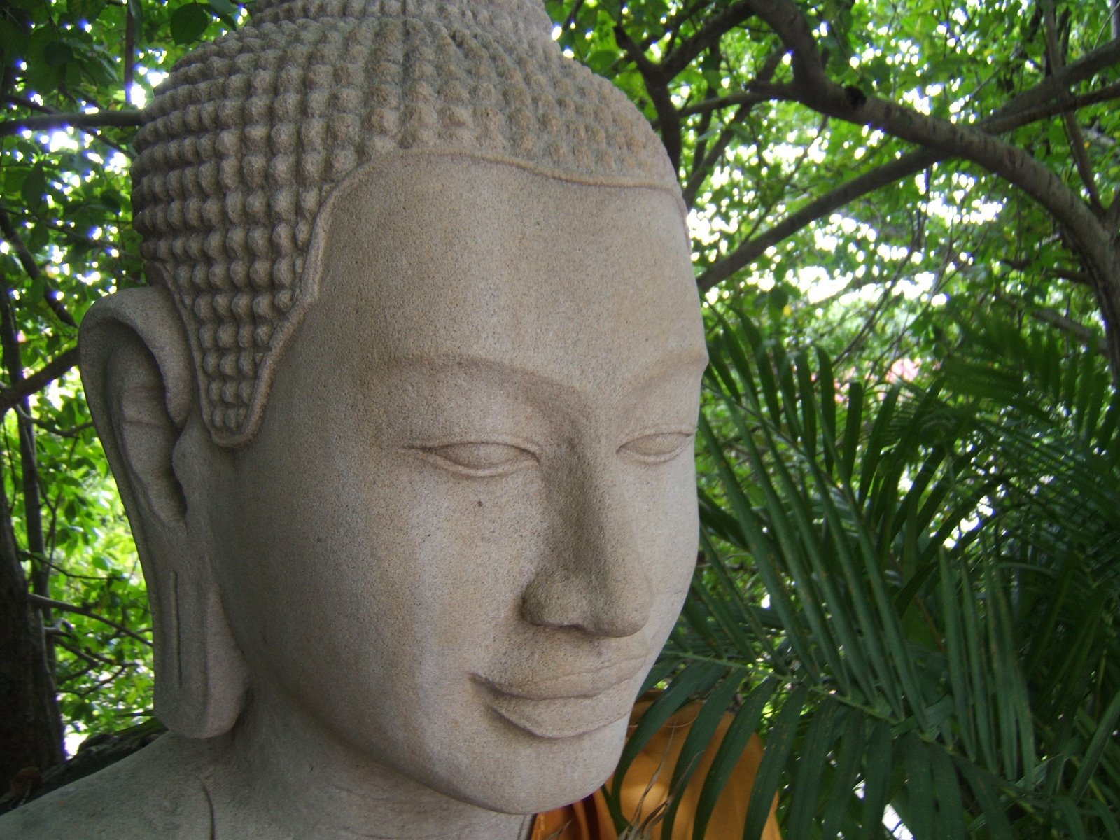 [Phnom+Penh--+Royal+Palace--+Buddha+face.JPG]