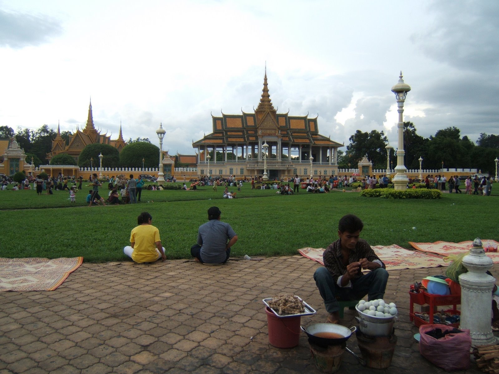 [Phnom+Penh--+Royal+Palace--+outside+the+palace.JPG]