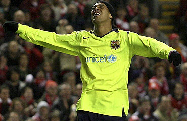 [Ronaldinho+en+Anfield+-+EFE.jpg]