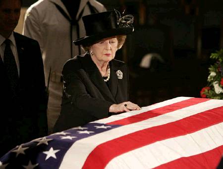 [Margaret+Thatcher+at+Regan+coffin.jpg]
