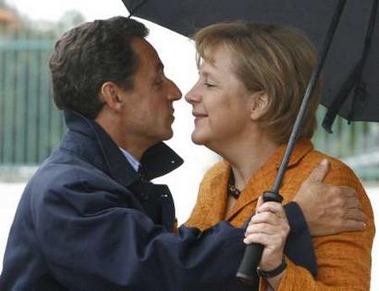 [merkel+sarko+umbrella+kiss.jpg]