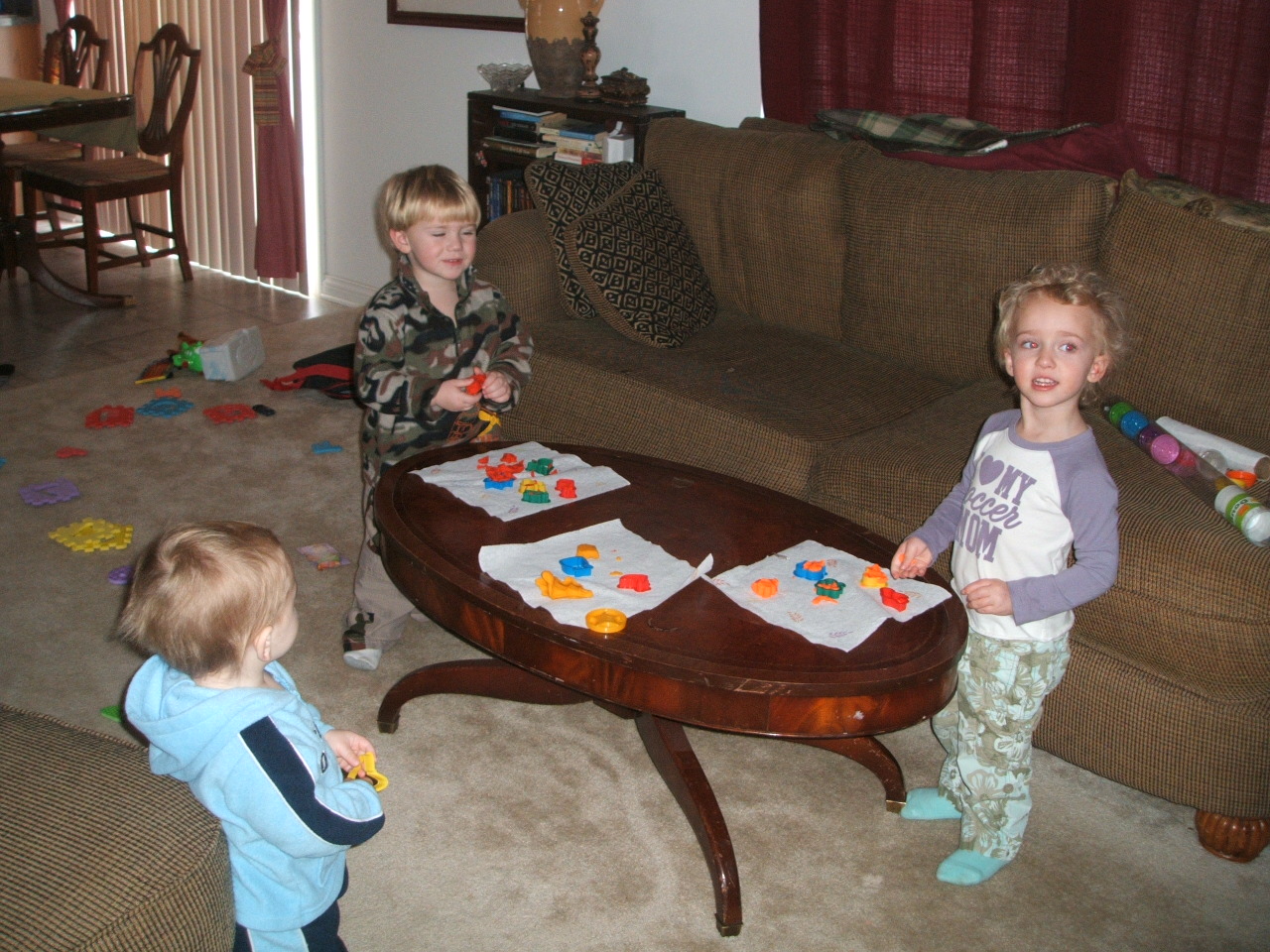 [Sophie,+Mikey,+Derrick+playing+with+playdough+08+001.jpg]