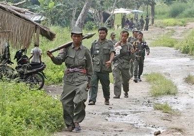 [080717+-+Khmer+troops+in+Preah+Vihear+05+(AP).jpg]