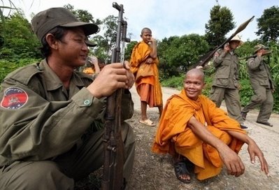 [080718a+-+02+Khmer+troops+(AFP).jpg]