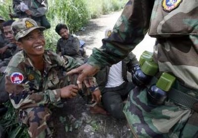 [080718a+-+06+Khmer+troops+(Reuters).jpg]