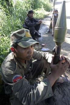 [080722+-+18+Khmer+soldier+(Reuters).jpg]
