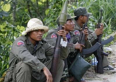 [080722+-+19+Khmer+soldier+(AP).jpg]