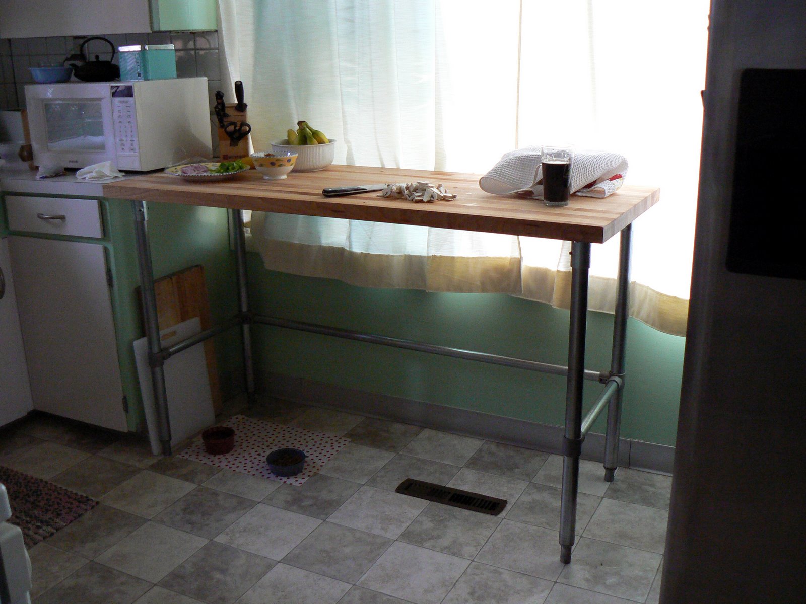 [Kitchen+Table+Day.jpg]