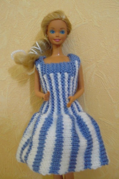 [barbie+robe+bleue+et+blanche,+gros+plan.jpg]