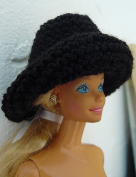 [barbie,+chapeau+noir.jpg]