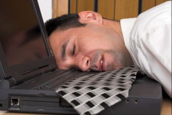 [man_sleep_on_laptop_350.jpg]