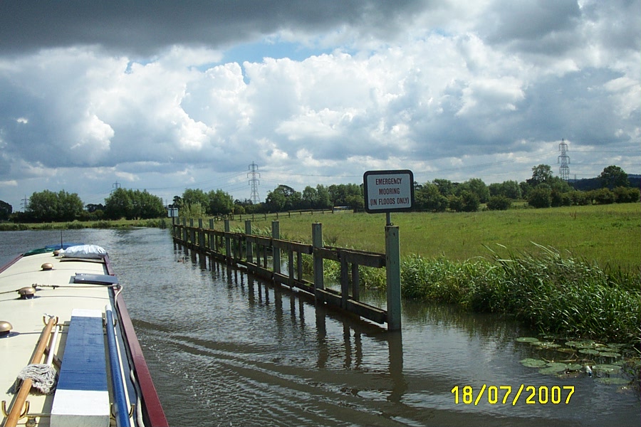 [July+2007+107+Flood+Dolphins+at+Normanton.jpg]
