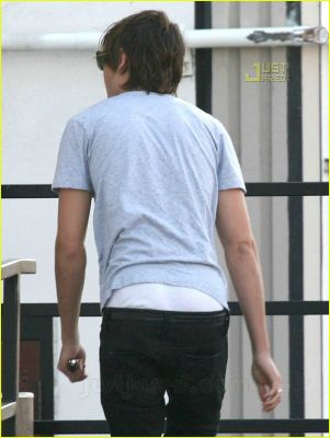 [normal_zac-efron-low-rise-jeans-05.jpg]