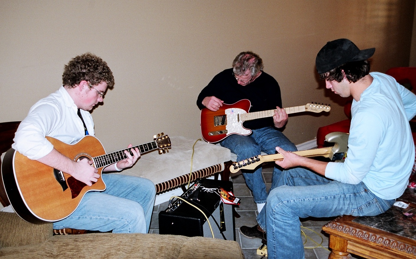 [Steve+Tyrel+and+Brody+Christmas+2006.JPG]