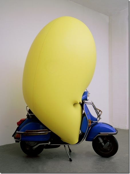 [ot-gelbe-skulptur-passend-zu-vespa-1998-latexballon-luft-kuenstler-vespa-cibachrom-100x75cml-t.jpg]
