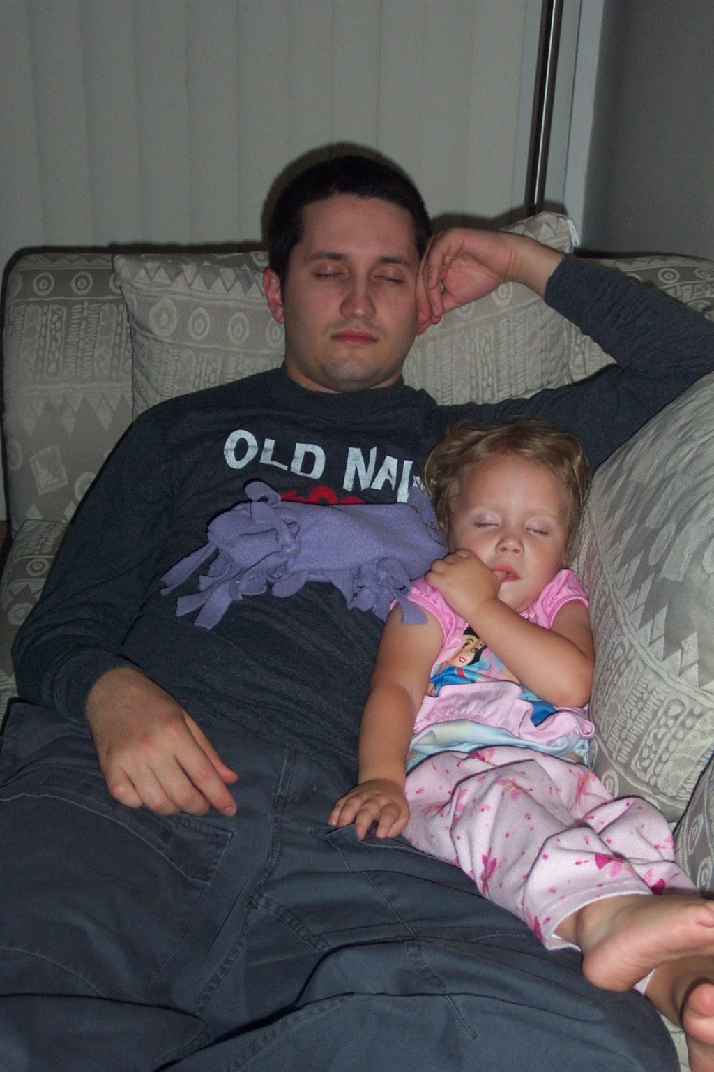 [daddy+and+elisabeth+sleeping.jpg]