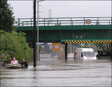 [flood_on_kilnhurst_road_470x365.jpg]