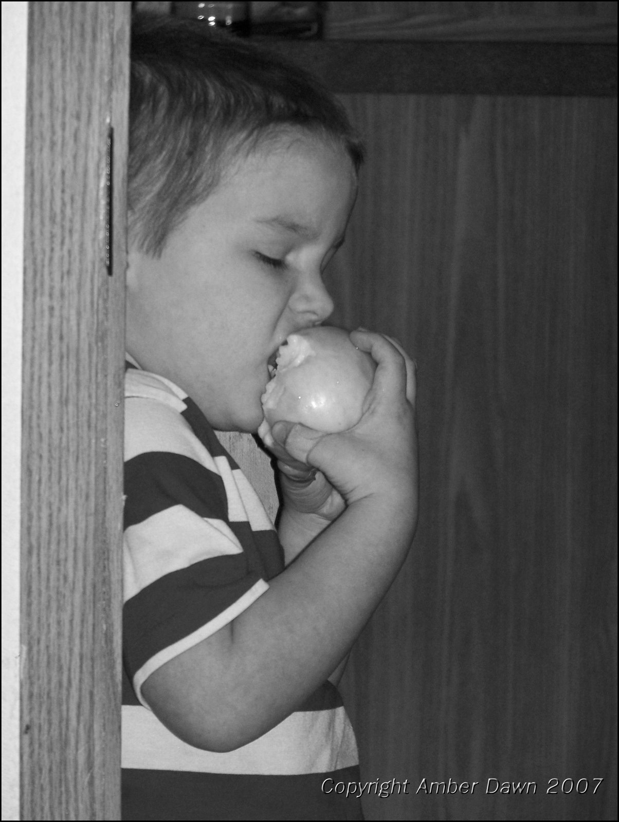 [Boy+eating+apple+b&w.jpg]
