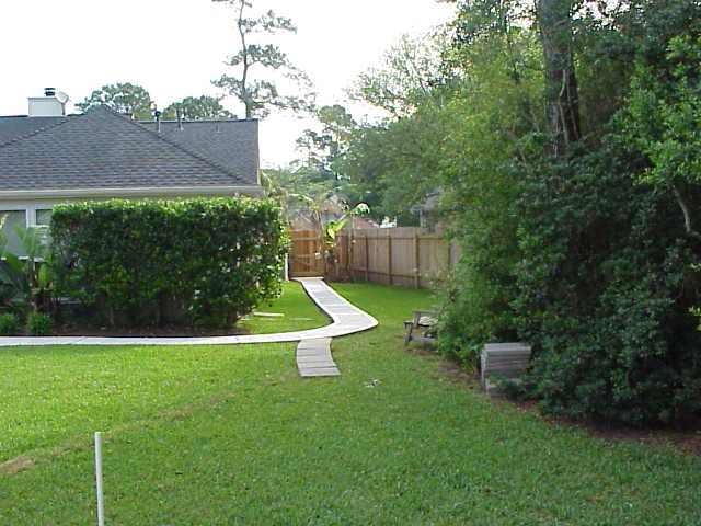 [Sidewalk+to+front+of+house.JPG]