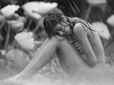 [mujer+bajo+la+lluvia.jpg]