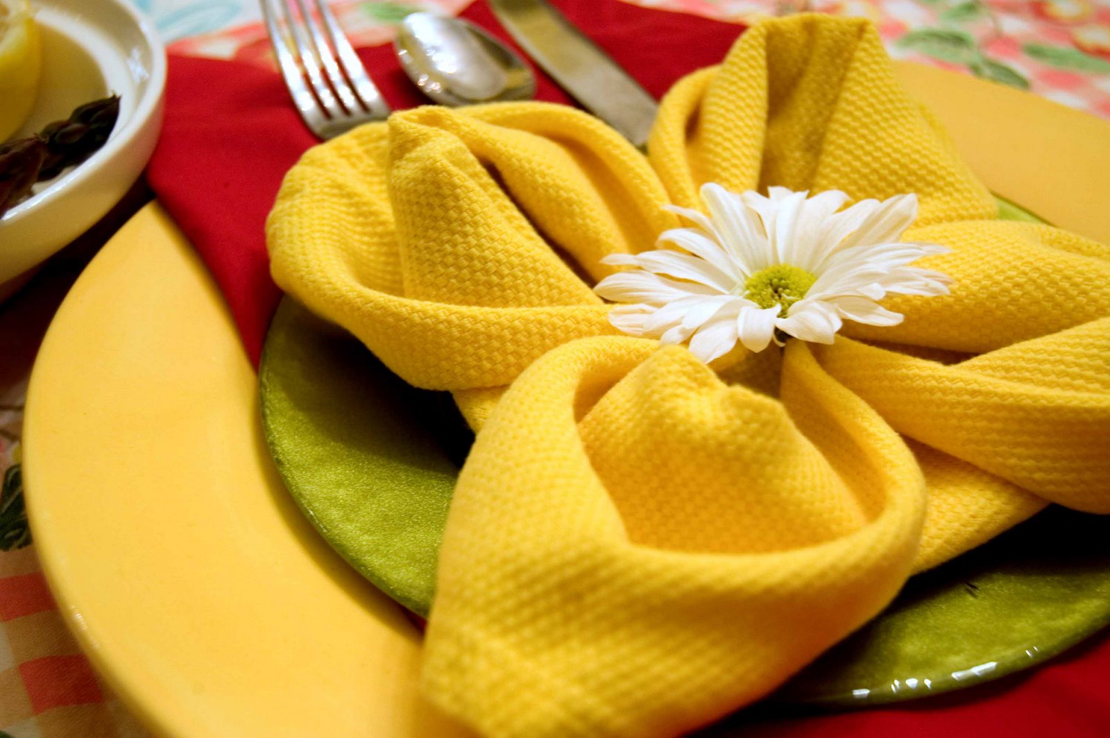 [yellow+red+placesetting+2_edited-1.jpg]