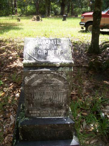 [Tammie+Pettit+at+Laurel+Grove+Cemetery,+Florida.jpg]