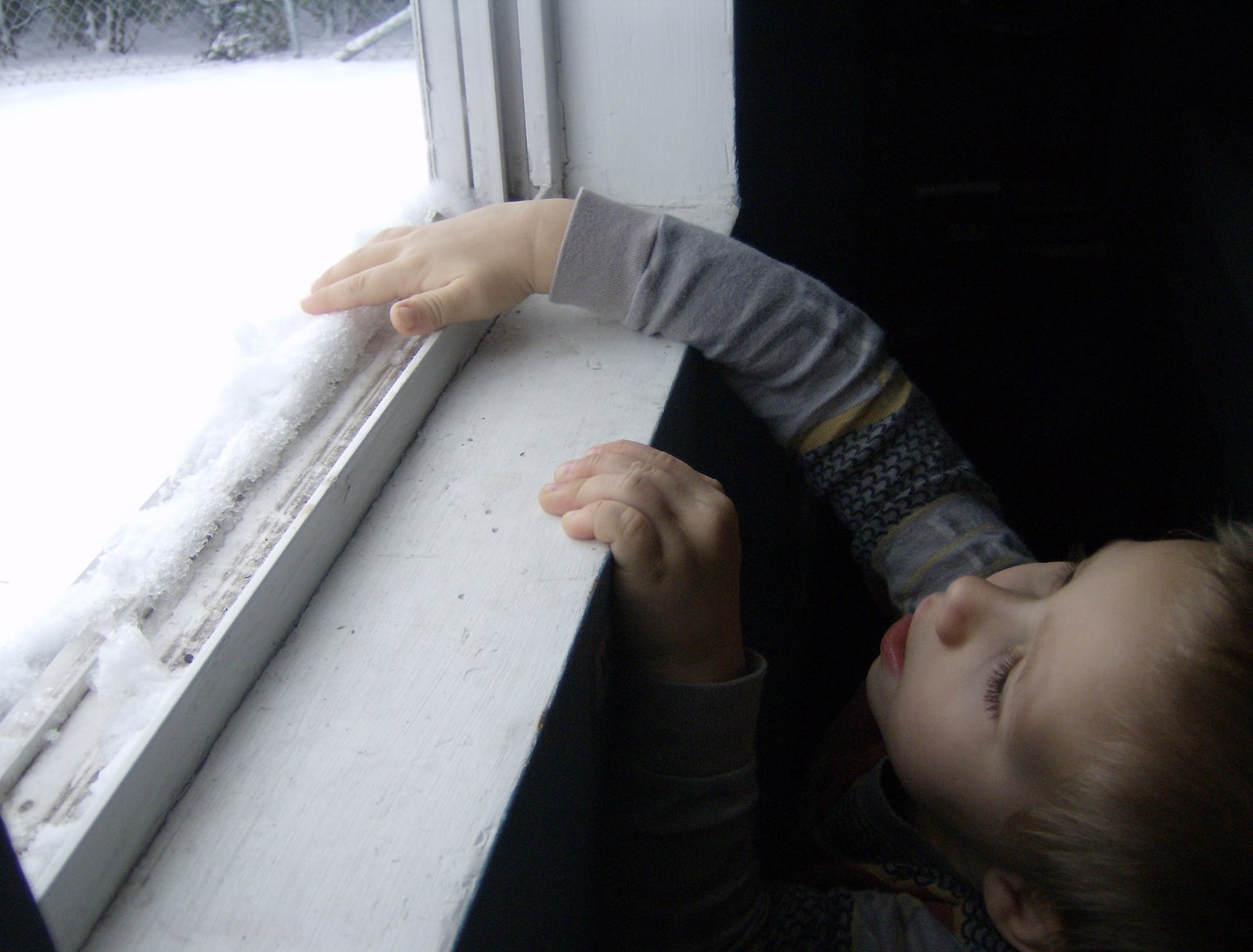 [Playing+with+snow+on+window+02-01+009.jpg]