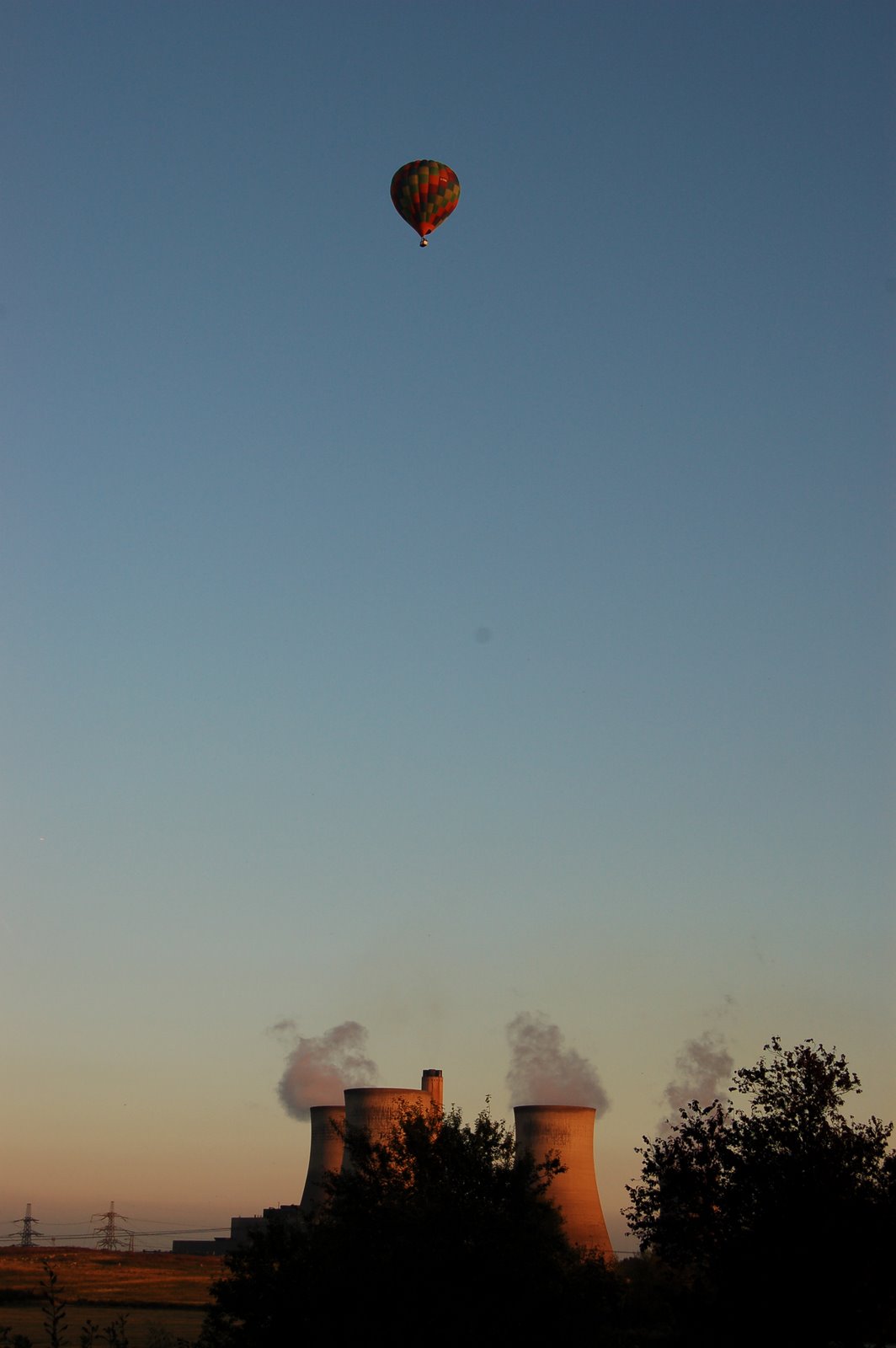 [Balloon+over+towers.JPG]