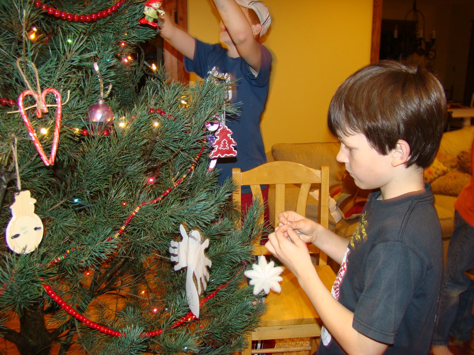 [December+tree,+party,+decorating+cheese+031.jpg]