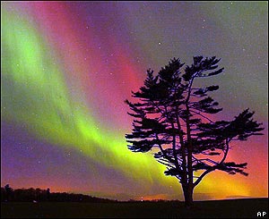 [fotos_maravilhosas_aurora_boreal_fenomeno_provocado_colisao_manifestacoes_magneticas_sol_com_atomos_atmosfera_terrestre_arquivo_ybs.jpg]