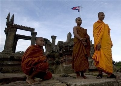 [080720+-+03+Khmer+Monks+(AP).jpg]