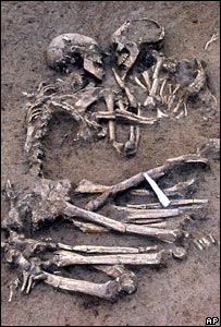 [hugging+skeletons+from+the+neolithic+period.jpg]