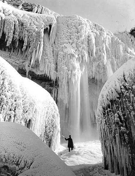 [frozen+niagara+falls.jpg]