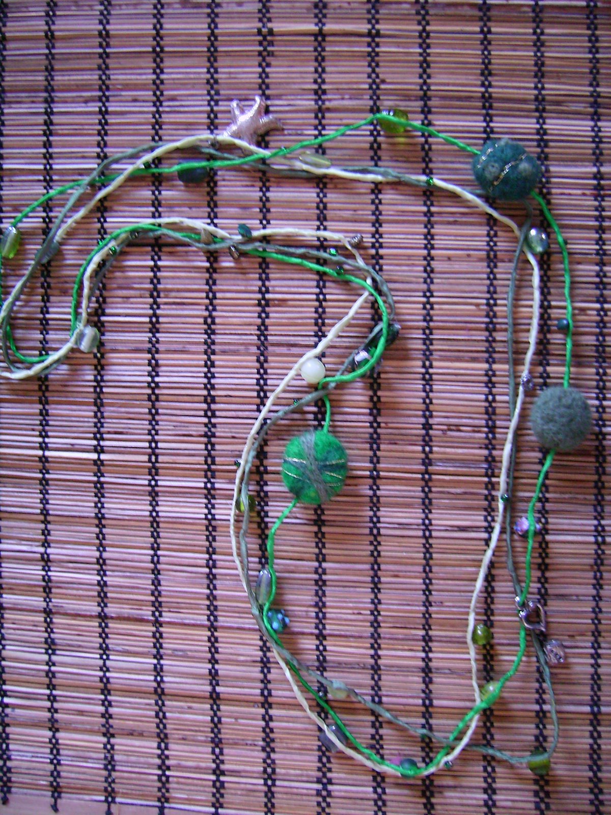 [green+necklace2.JPG]