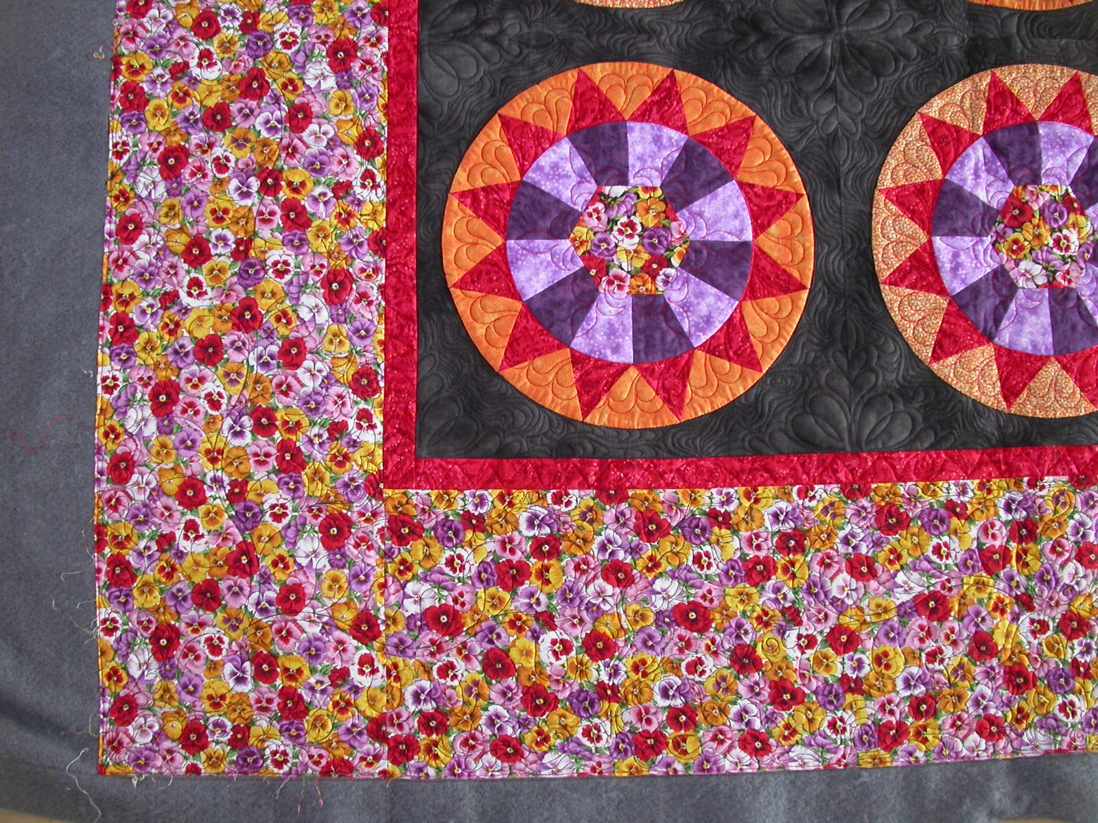 [Queen+of+the+May+close+up+of+the+quilting+in+the+border.JPG]