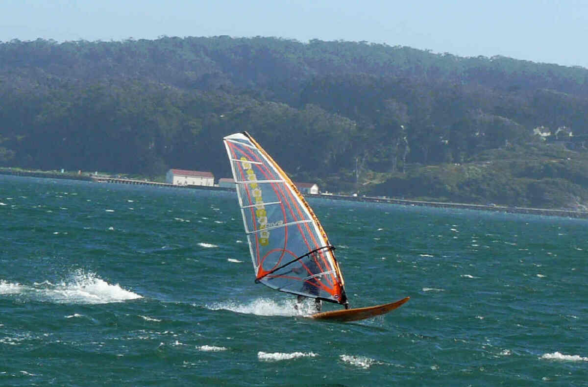 [21+sailboarder+off+port.jpg]