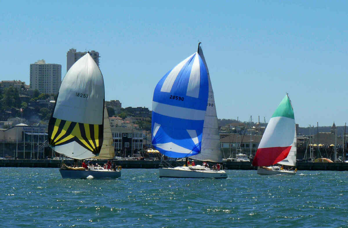 [15+race+boats+along+cityfront.jpg]