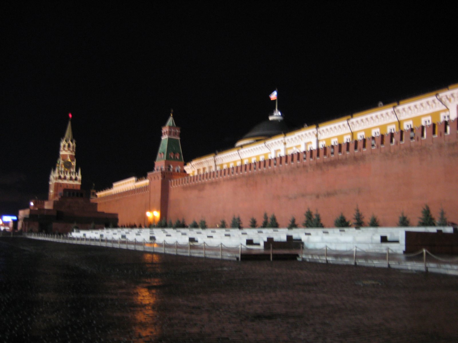 [Part+of+the+Kremlin+Wall+with+Lenin's+Mausoleum+to+the+left,+Red+Square,+Moscow.JPG]