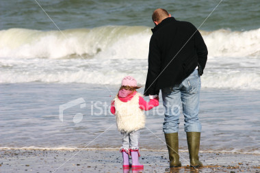 [ist2_2639869_dad_and_daughter_walking_on_a_beach.jpg]