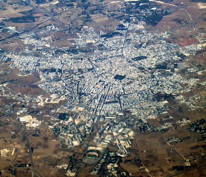 [698px-Lecce_from_the_air.jpg]